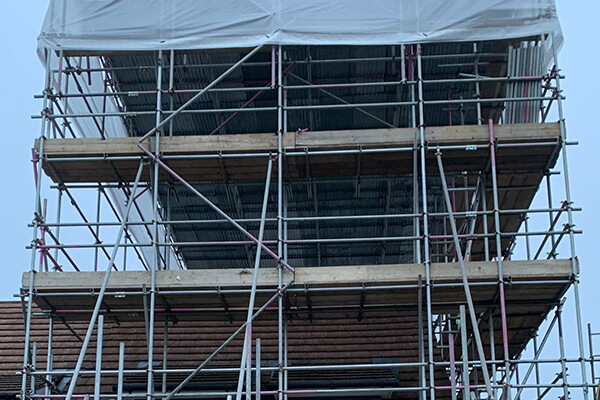 Full roof covering scaffolding